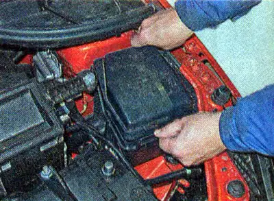 6. Za pristup kutiji s osiguračima i relejima u motornom prostoru pritisnite dva zasuna...
