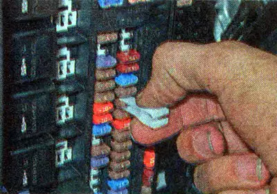 6. Pomoću dijagrama i tablica (vidi gore) pronađite osigurač neispravnog strujnog kruga i uklonite…