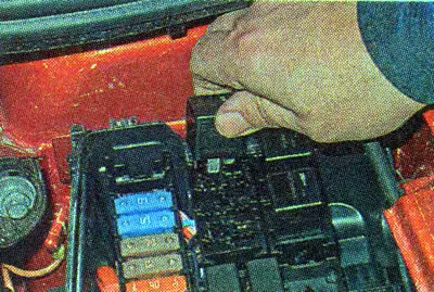9. Za zamjenu i provjeru releja (pogledajte «Provjera releja») izvlačimo ga iz bloka, prethodno…
