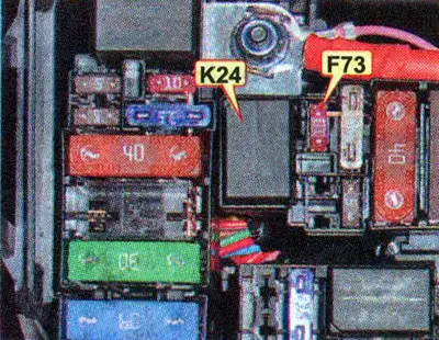 2. Provjerite ispravnost osigurača F73 10 A i releja K24 u kutiji s osiguračima i relejima u…