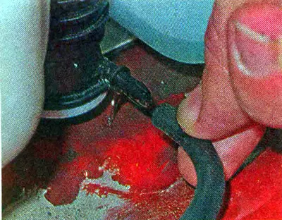 7. Odvojite cijev od električne pumpe. Ako se u spremniku nalazi velika količina tekućine za…