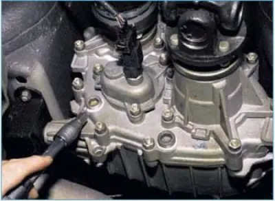 Using a rag, clean the transfer case housing around the filler hole.
