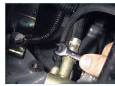 Накидным ключом «на 8» ослабляем затяжку штуцера прокачки. Надеваем на штуцер шланг, а свободный…