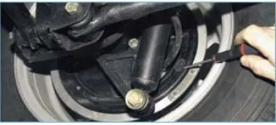 For this purpose, a viewing window is made in the brake mechanism shield, closed with a rubber plug.