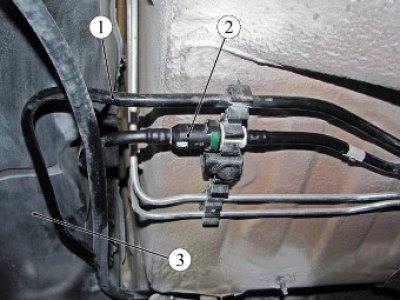 Рисунок 8-7 - Отсоединение трубок от топливного…