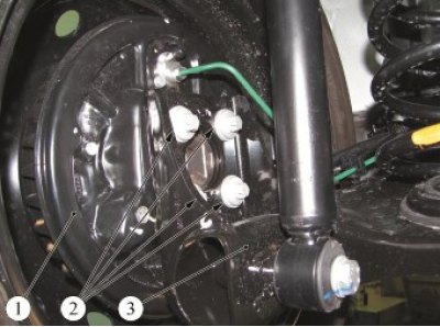 Рисунок 11-1 - Снятие оси ступицы заднего колеса:…