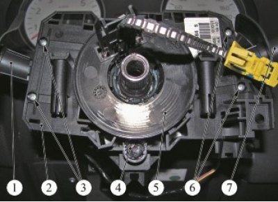 Рисунок 3-2 - Снятие блока подрулевых…