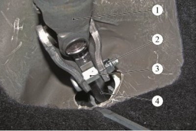 Рисунок 6-2 - Отсоединение вала руля от вала шестерни рулевого механизма: 1 - шарнир промежуточного…