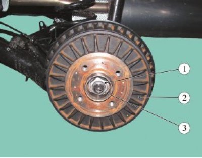 Рисунок 9-1 - Снятие тормозного барабана заднего…