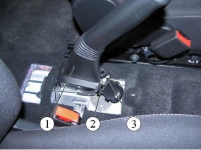 Рисунок 12-1 - Отсоединение тросов рычага ручного…